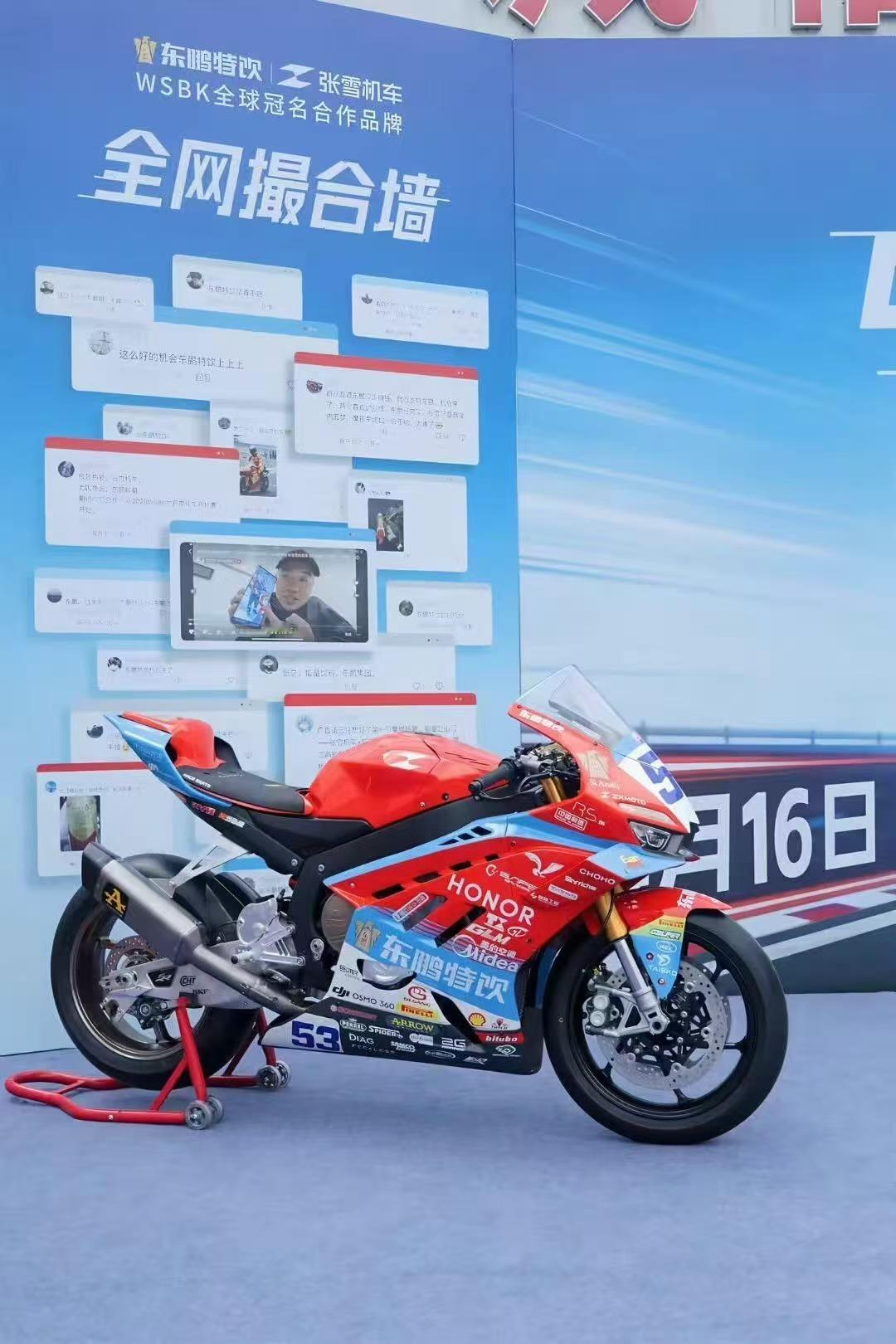 张雪机车的涂装满满当当 太燃了！张雪机车身披满涂国货战袍，大疆航拍镜头紧跟赛道，