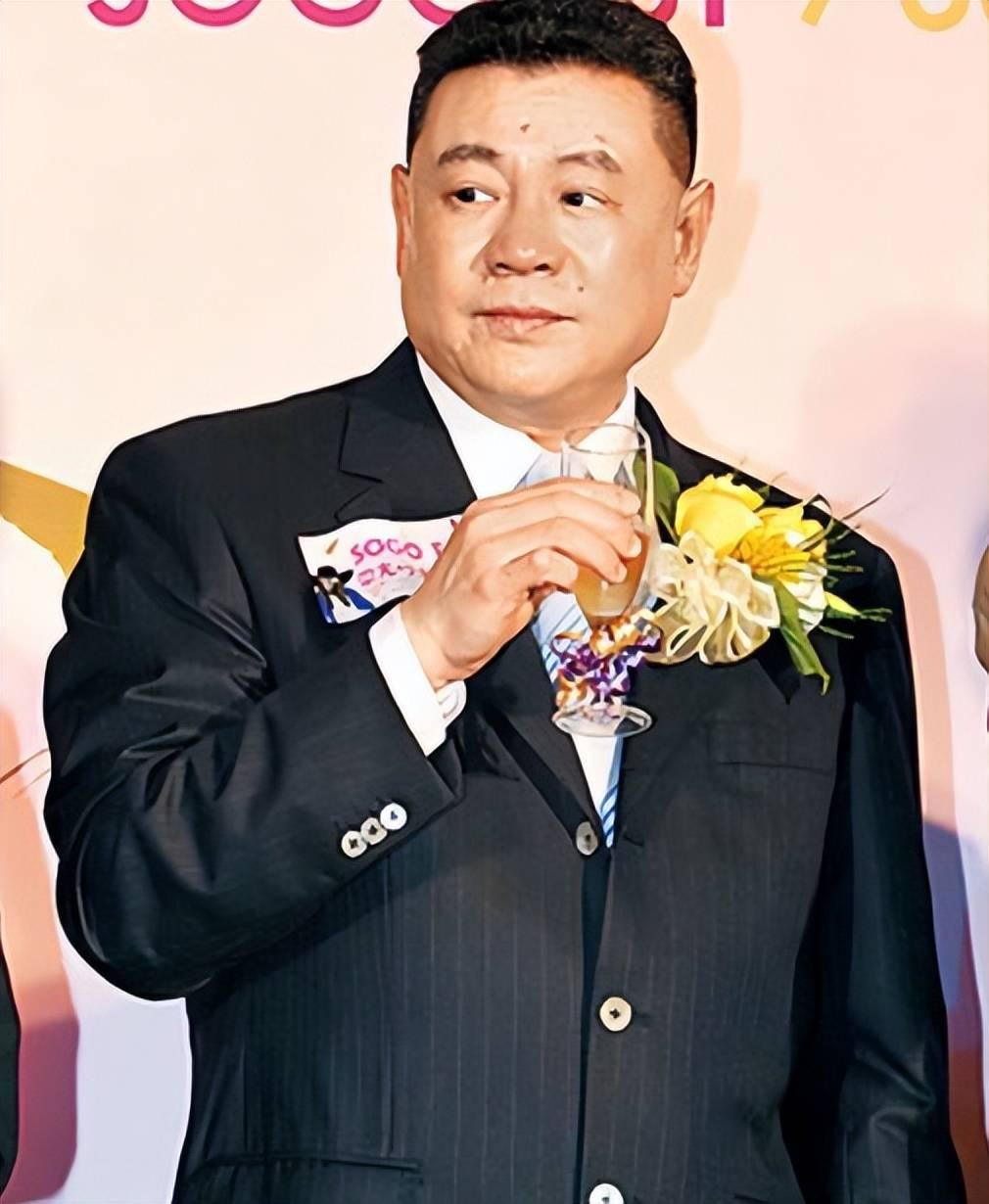 在香港，很多富有的绅士选择单身，并非因为他们娶不起妻子，亦非因为他们不需要女性陪