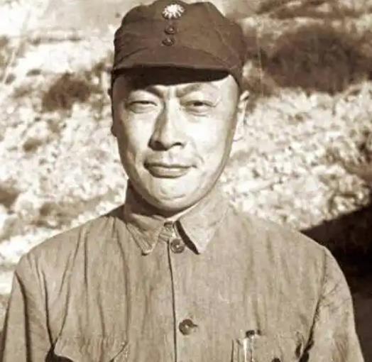 1938年，新四军司令陈世俊去买香烟，结账时无意间看到看店老头的手腕。愣了一下，