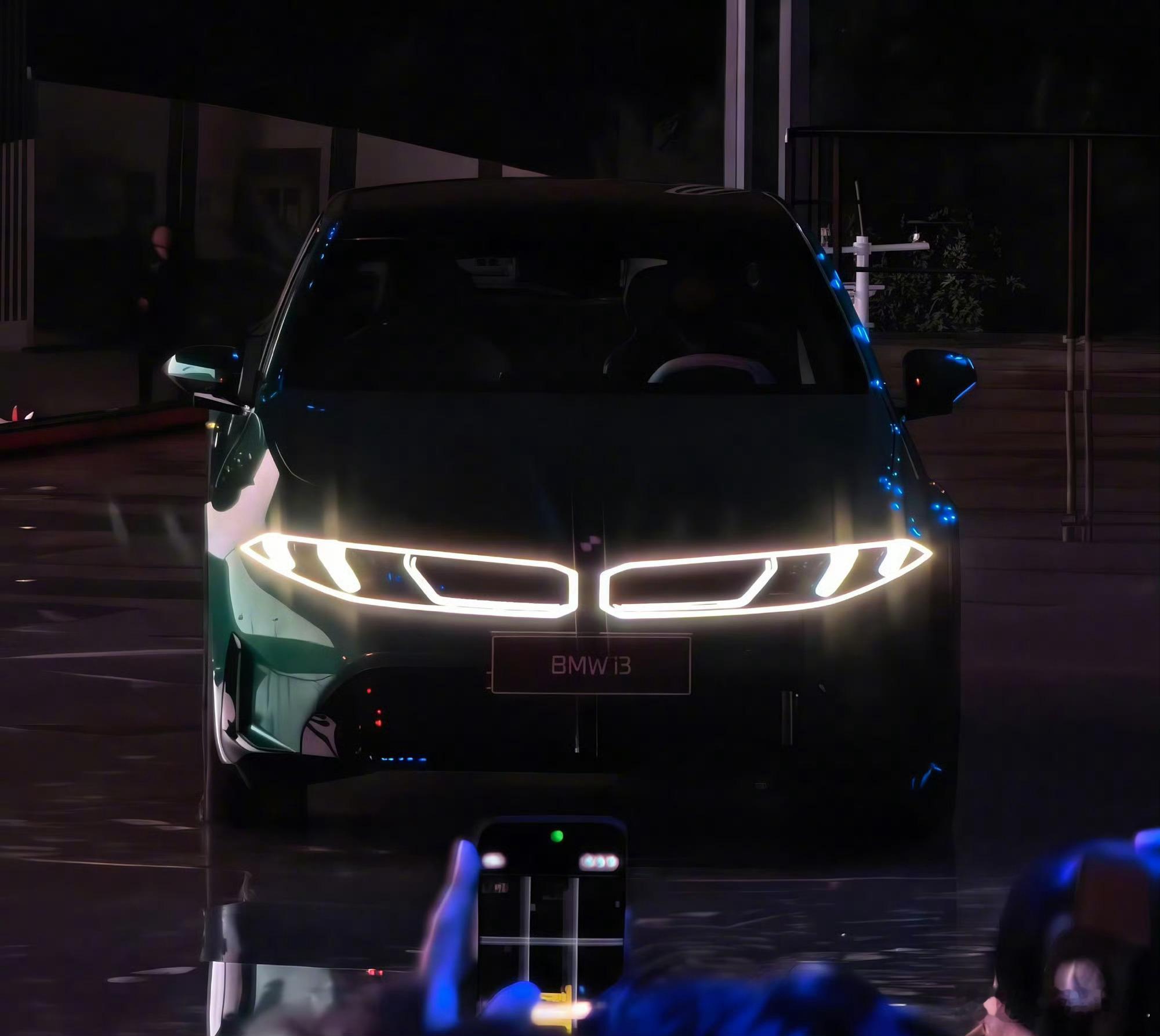 新世代宝马你最喜欢哪个？我觉得拼色的7是真的帅！！真的好看！！！！ 