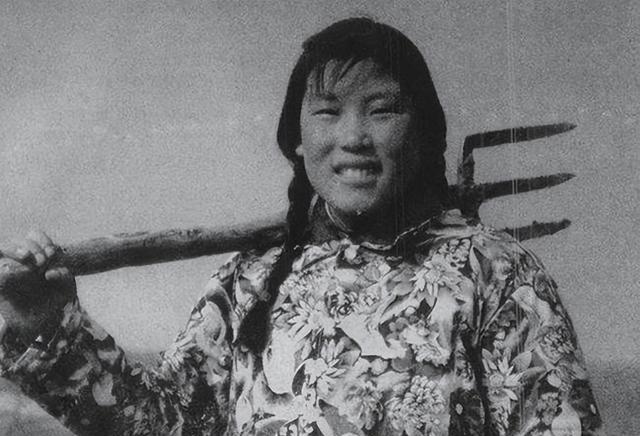 1977年，农民魏振芳在田间劳动，突然“咯嘣”一声，锄头直接从她手中崩飞，一个鸡
