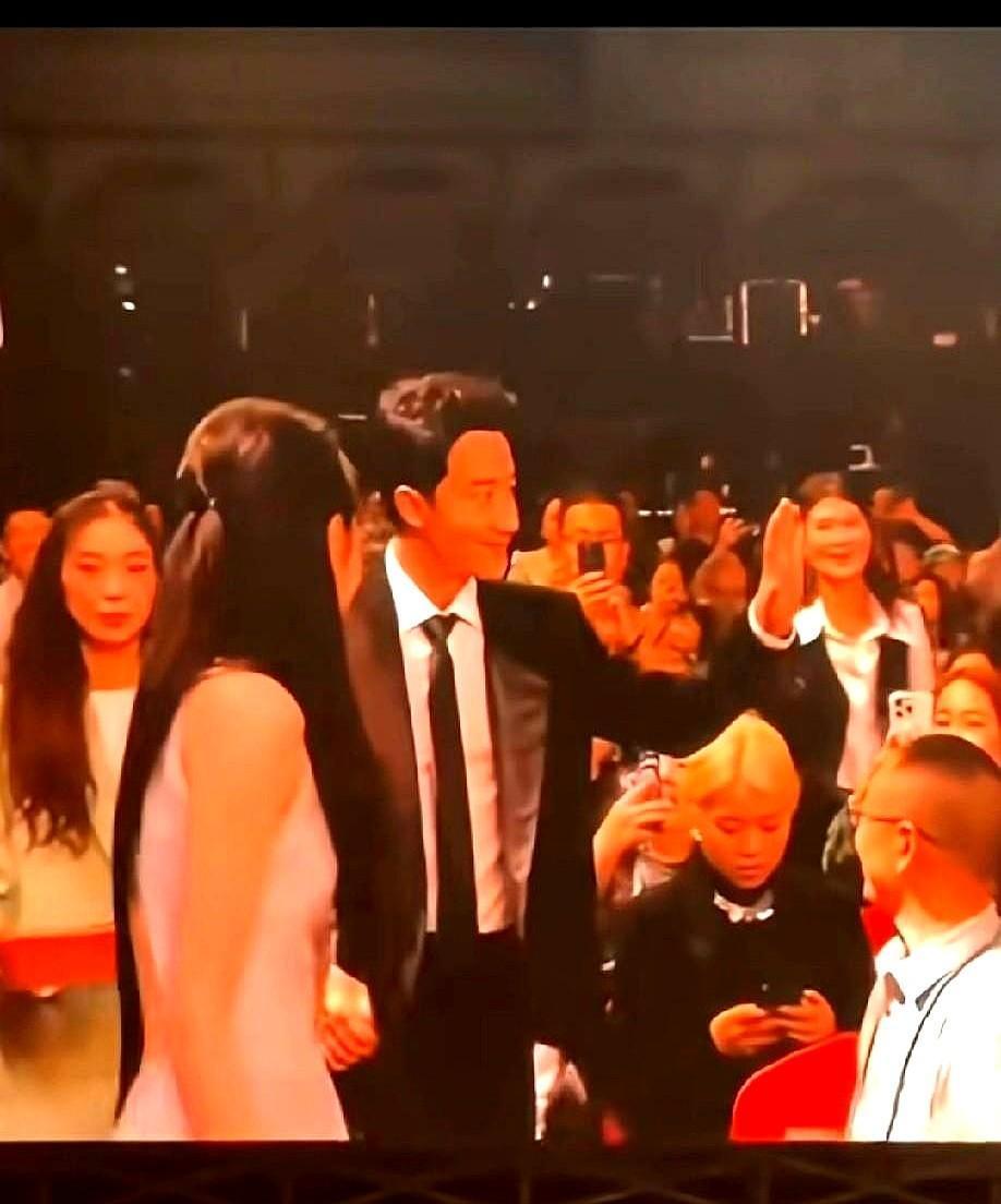 黄轩37，刘浩存22，戏里是乱世里的两颗心，戏外是导演敢拍的胆子。
不靠甜宠拉流