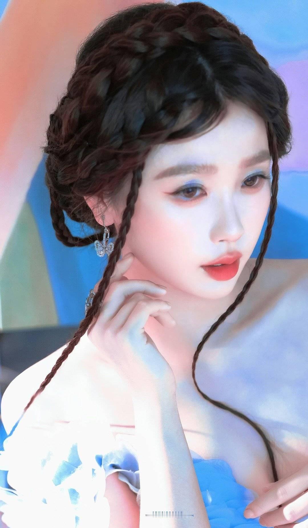 浅蓝色眼影迷离的眼神～ 