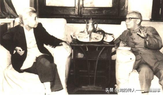 20世纪80年代末，陶铸夫人曾志(左)抵沈阳时到质实里大院探望黄欧东，两人亲切交