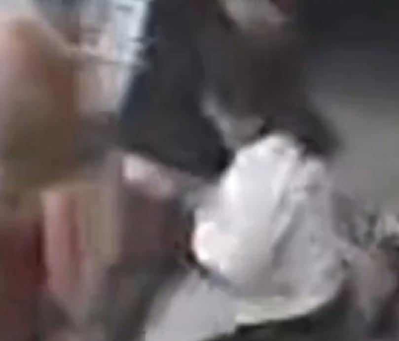 原形毕露，穷凶恶极
事情发生在11月5日，地点为湖南益阳滔溪镇。有对男女窜至这里