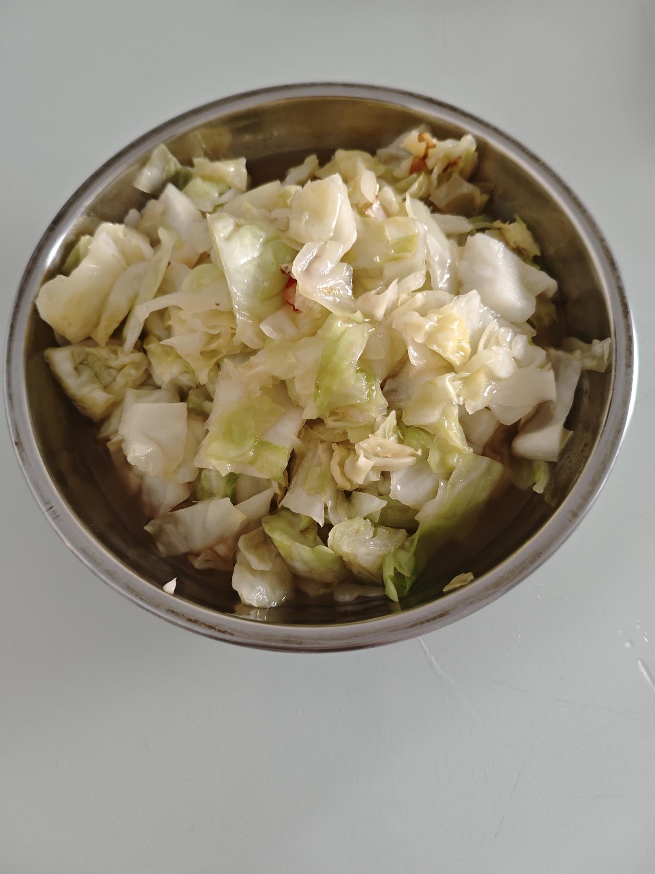 春日三餐打卡周末二个老人的晚餐，昨天晚上，上大学的孙子不回来，儿子去越南出差，儿