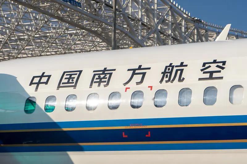 最近南航赴日航班动态引发了不少关注。好多消费者在社交平台吐槽，自己买的南航赴日航