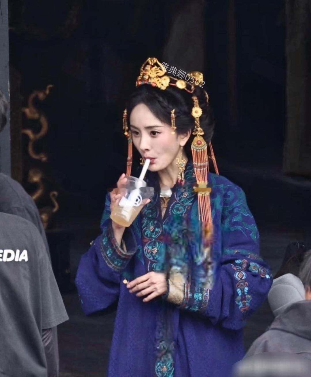 杨幂新剧瘦得都嗦腮了，虽然瘦了显得凌厉霸气，但年龄感也上来了 