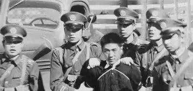 1979年，青海西宁。17岁少年王强，只是不小心把水溅到杨小民裤腿上，就被对方化