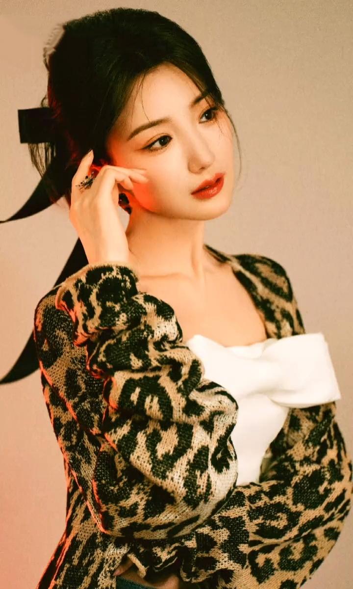 毛晓彤豹纹不止野性，还有少女的青春活力。[送自己一朵花][送自己一朵花][赞]娱