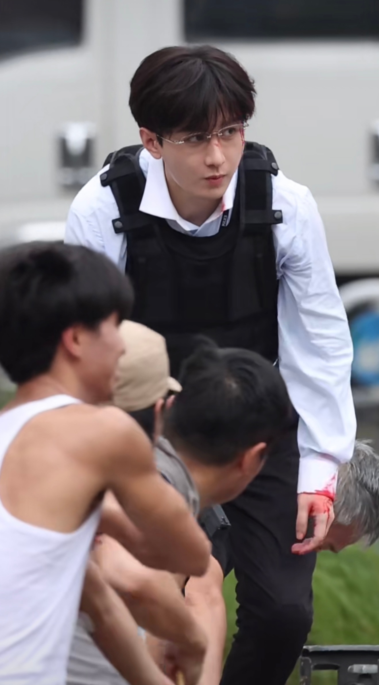 成毅狩谎片场压腿一字马下盘超稳，柔韧性超强，腿超长……顶级鲜品，夯爆了成毅 
