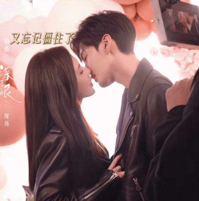 别闲着哇～看哥哥和嫂子亲小嘴