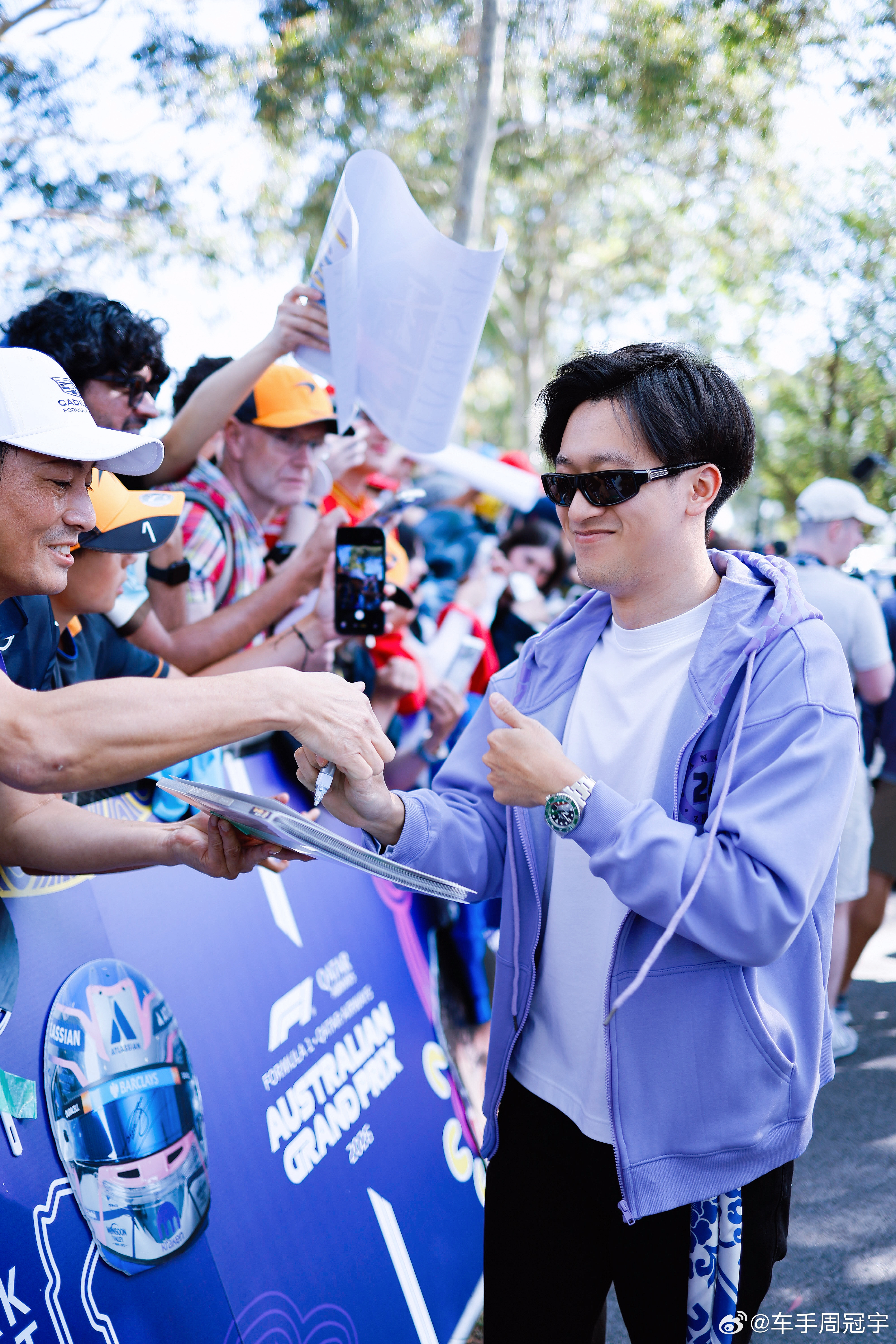 周冠宇签完你的签你的周冠宇抵达上海沉浸式签名，签完你的再来你的，人气好高！赛场见