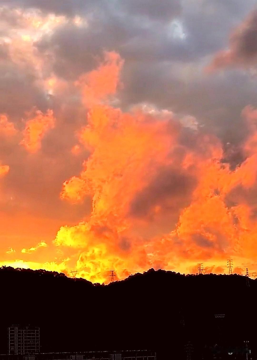 乱云（火烧云）借助夕阳的余晖，蒸腾融合相互交织，刹那间，西天宛如翻江倒海的火海，