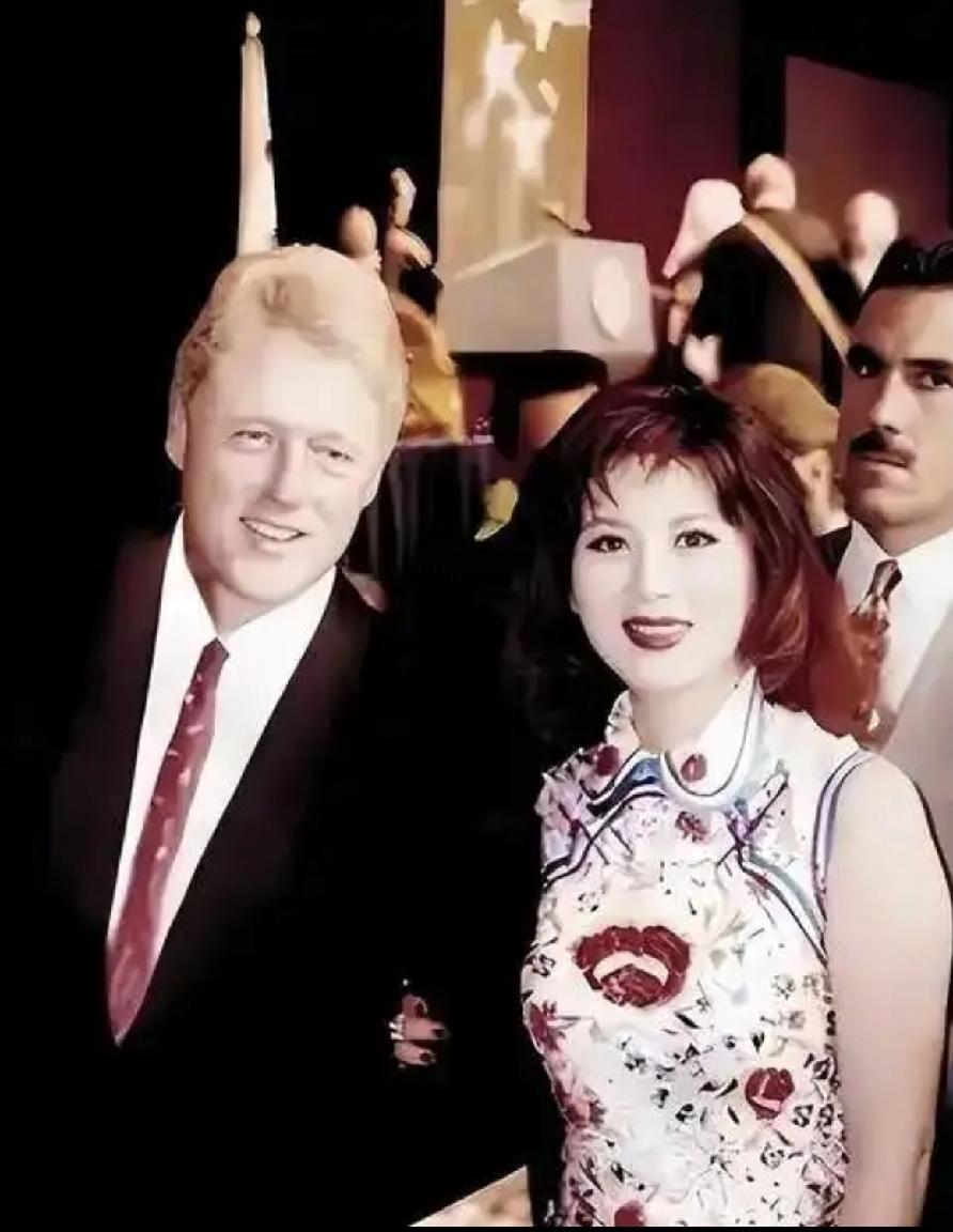 克林顿和宫雪花合过影。
当时的宫雪花，曾被媒体称为“中国第一美妇”。