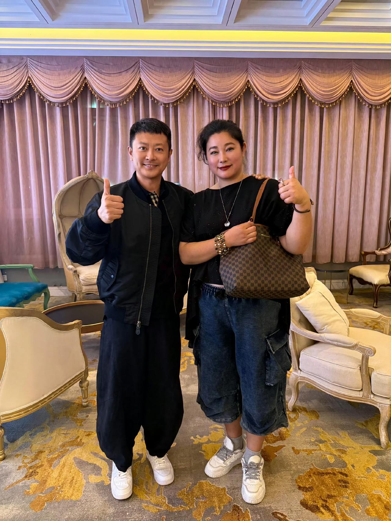 10月2日，印小天晒与于娜合影，两人第一次合作，还是23年前的事了。

那时的两