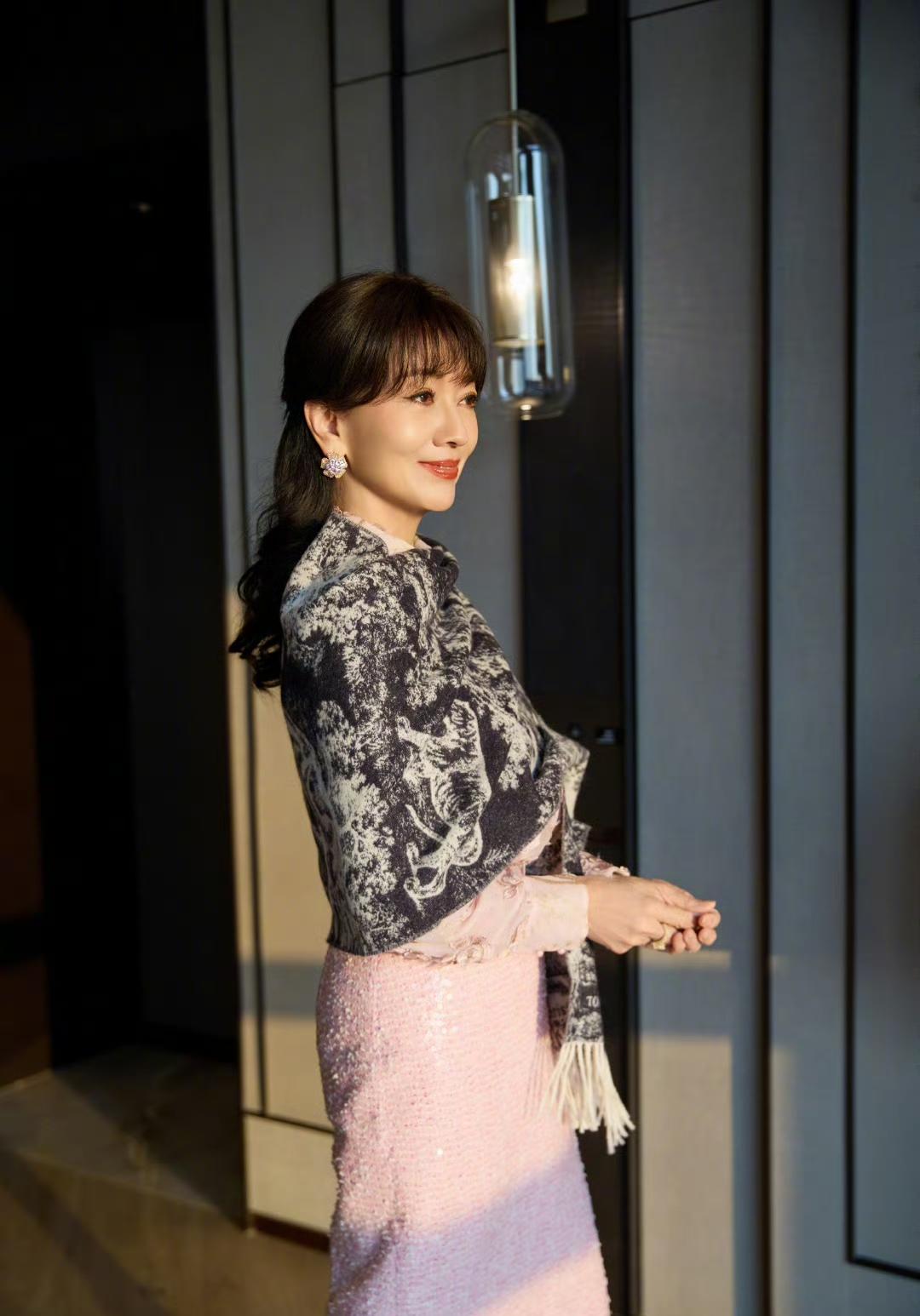 看了赵雅芝的这张近照，我想说：
摄影师是不是没考证的呢？你们看看
乍一看还以为赵