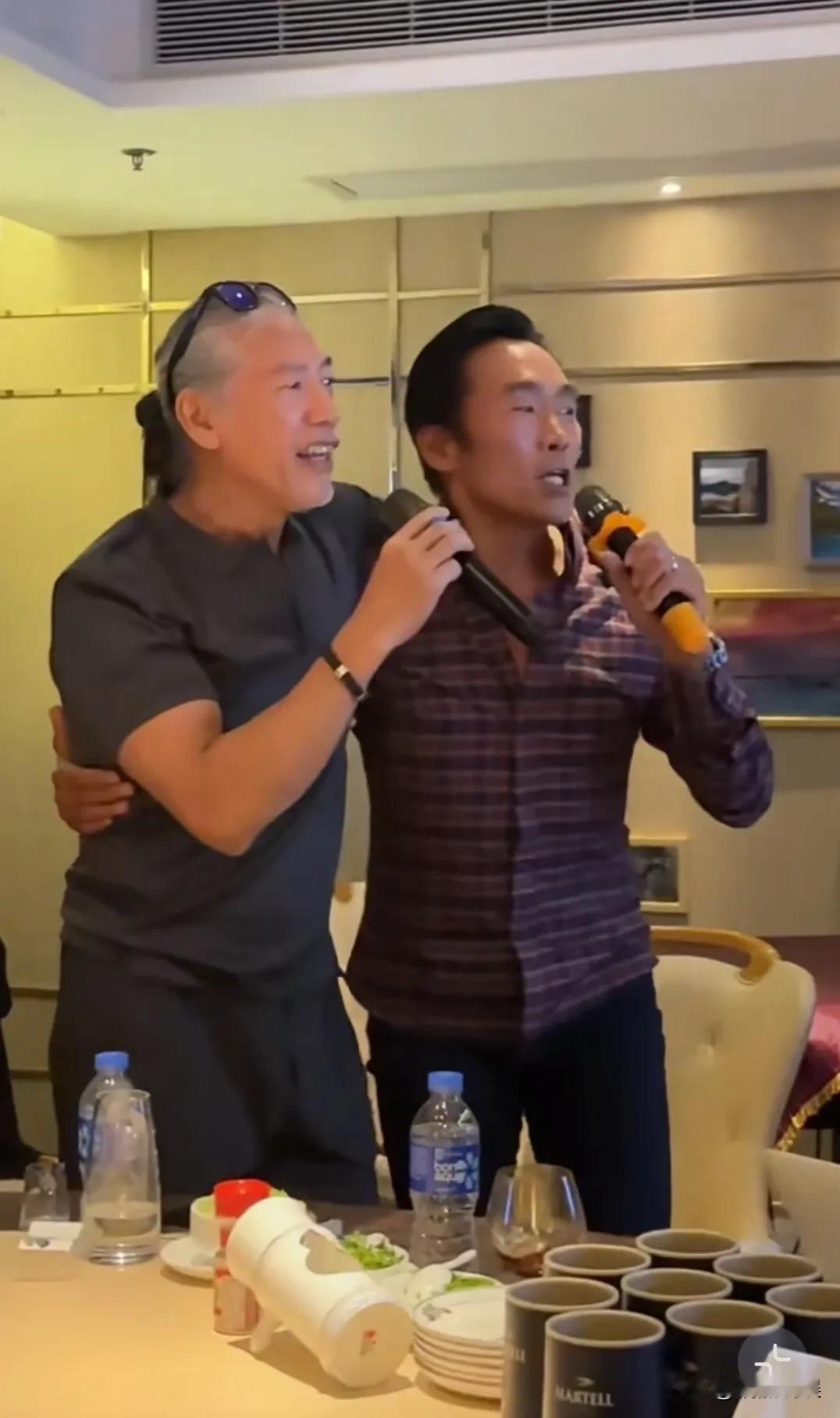 “乌鸦哥”和“浩南哥”假期相聚，俩人再唱《友情岁月》，感慨万千。
《古惑仔》两大