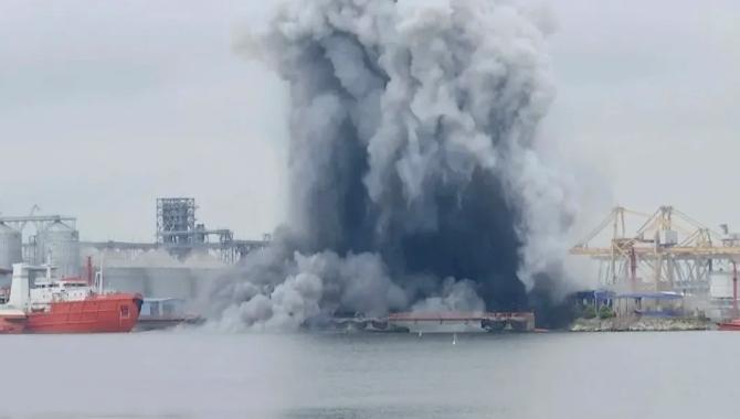 伊朗把美国逼到了墙角，没想到美军直接炸船了！

8 月 11 日的阿曼湾海面，一