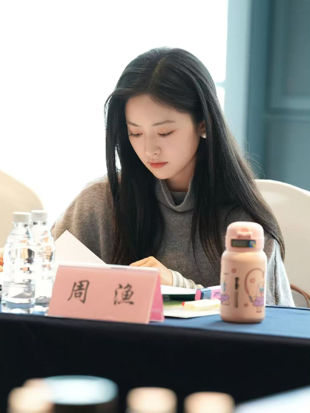 沈月但愿人长久剧本围读围读剧本的沈月 是我没见过的知性月月，围读剧本好乖好认真 