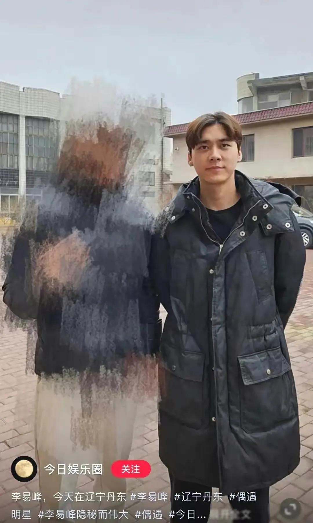 李易峰被路人偶遇。有人说他现在星味全失，泯然众人矣…。

对比旧照，其实他变化不