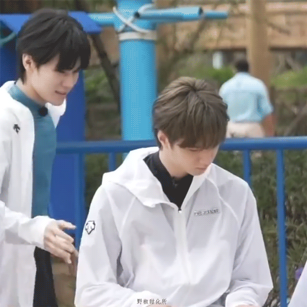 #想和刘耀文贴贴# 咱就是说刘耀文怎么可以这么帅气呢？看到刘耀文的队友和他贴贴的