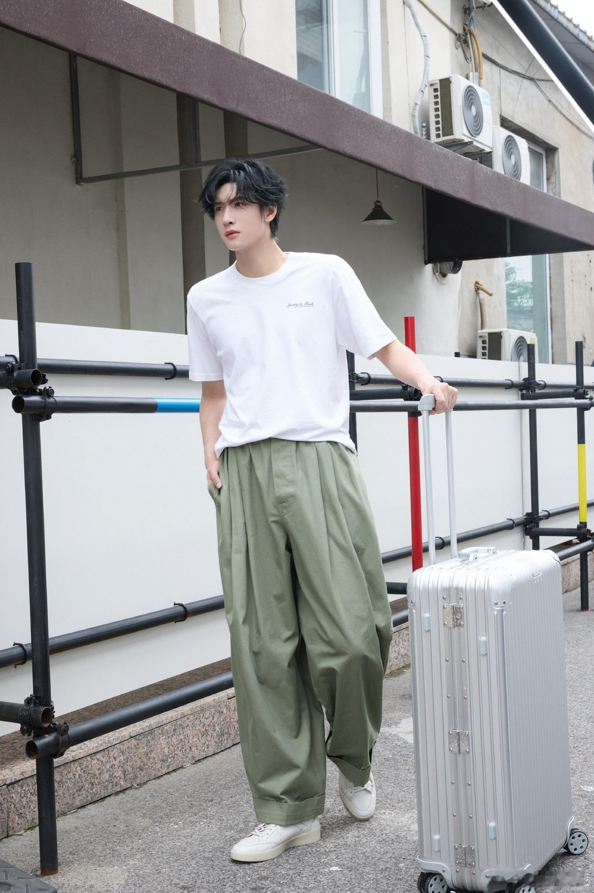 携RIMOWA Original银色托运箱解锁出行氛围感，简约白T搭配浅绿休闲裤