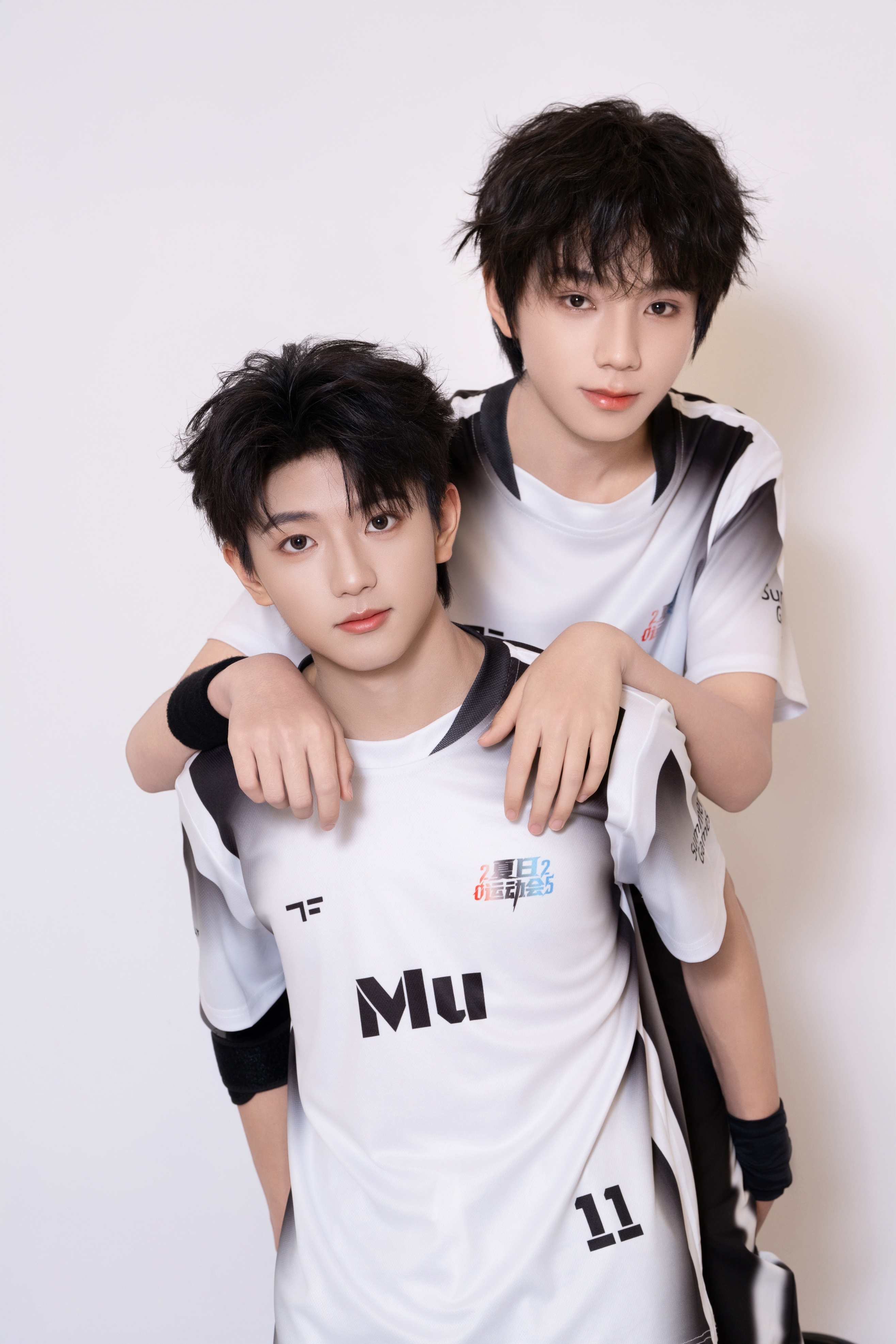 橹穆就是这张双人图放大连穆祉丞的美瞳都能看见还有王橹杰手上的死皮哈哈哈哈哈哈哈哈