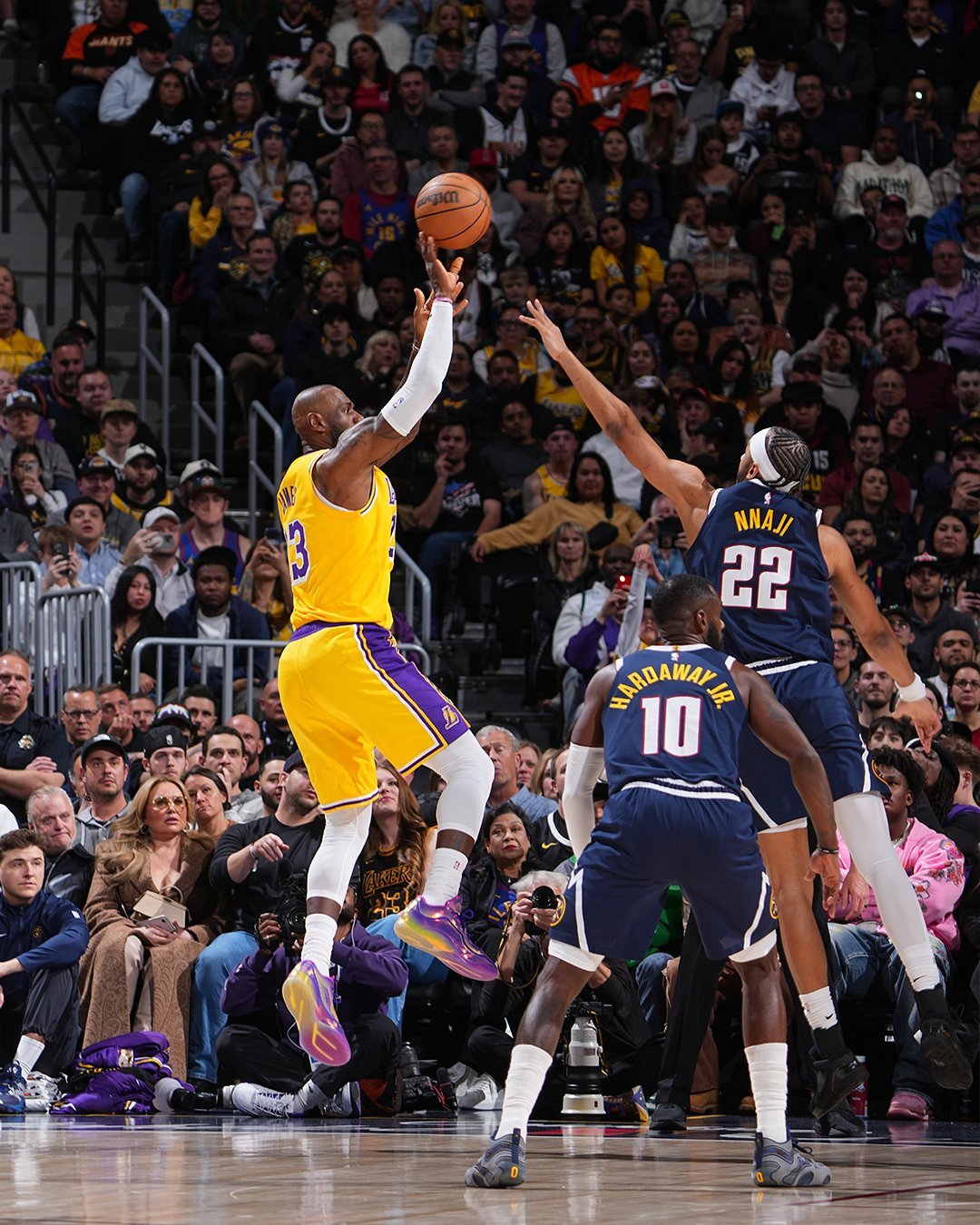 詹姆斯追分阶段表现不错但是最后上他下八村只能理解为雷迪克短路了今儿就八村最准吧n