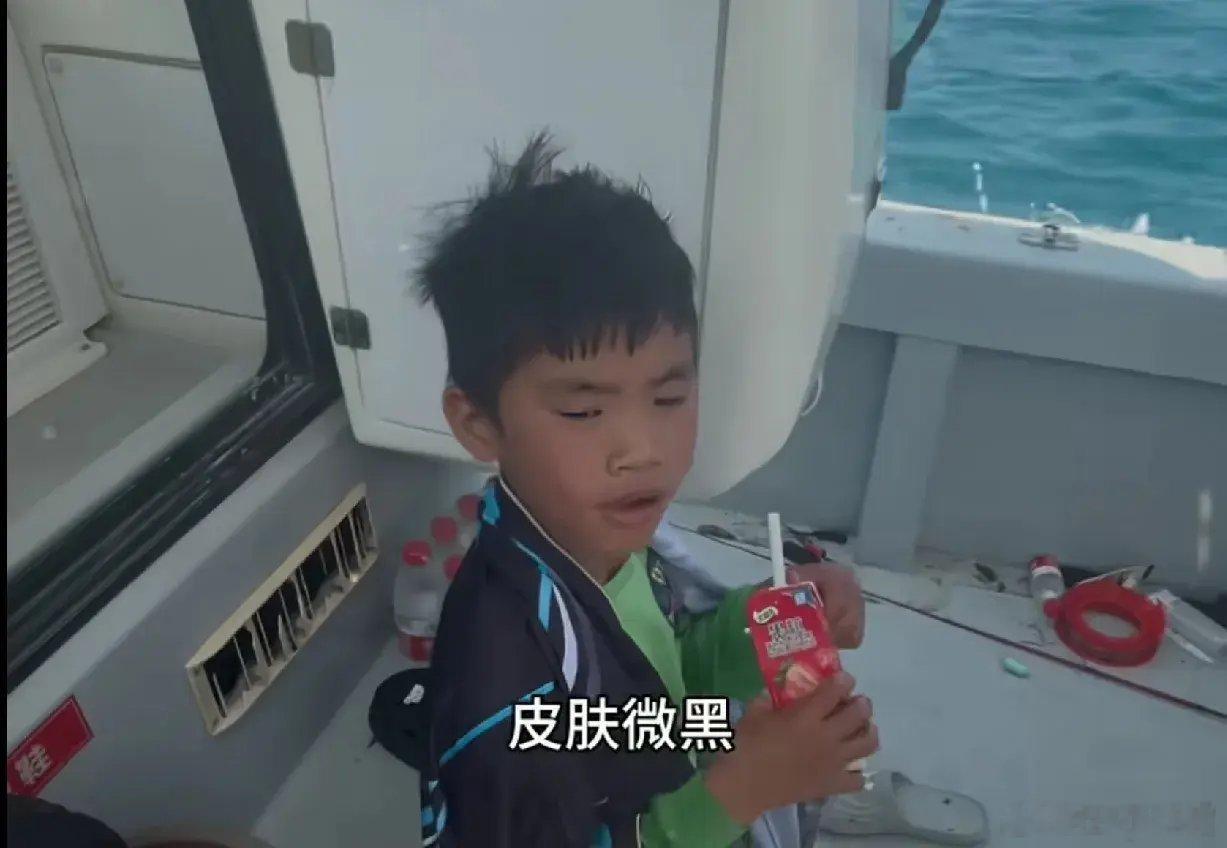 看了小孩哥漂流的视频之后会钓鱼的和不会钓鱼的都沉默了因为小孩哥漂流了一天一夜竟然