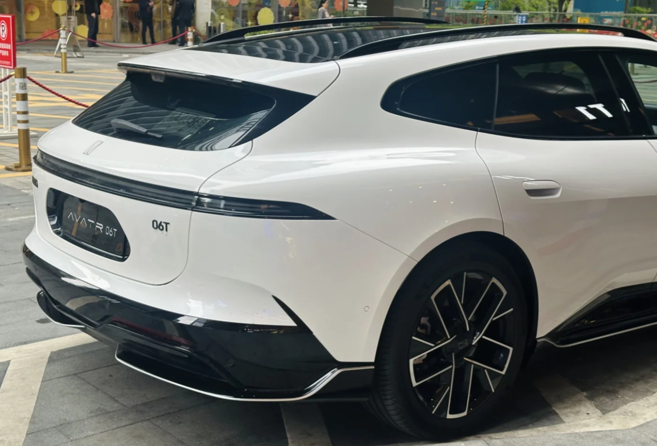 年轻人第一台性能车 阿维塔06T来了：它把旅行车的装载力、超跑的性能和华为顶配智