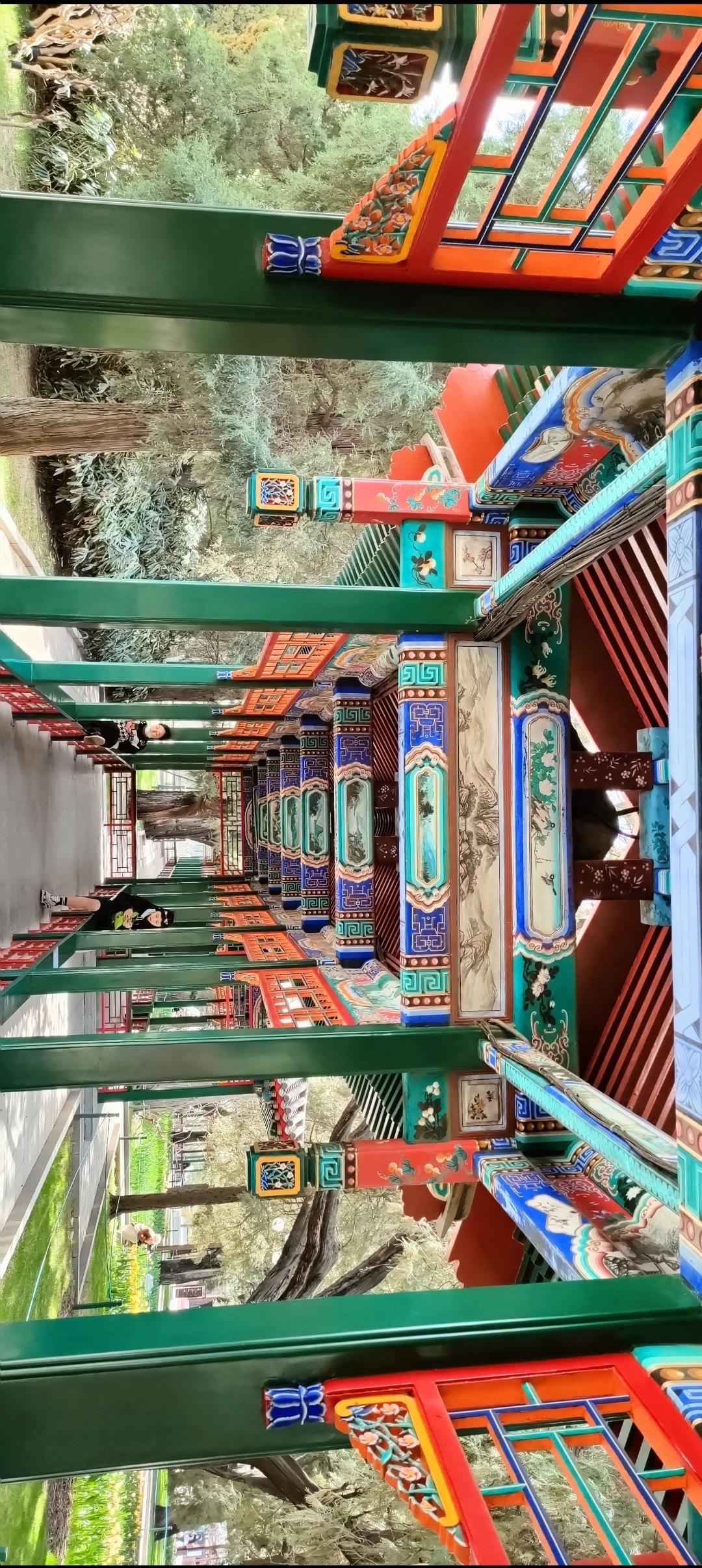 色彩斑斓的廊道，感受传统建筑的魅力！🏯🌈