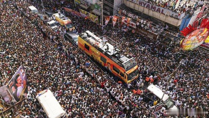 印度踩踏事故1万人场地挤进2.7万人据印度当地网友说，原计划的演讲推迟了6小时举