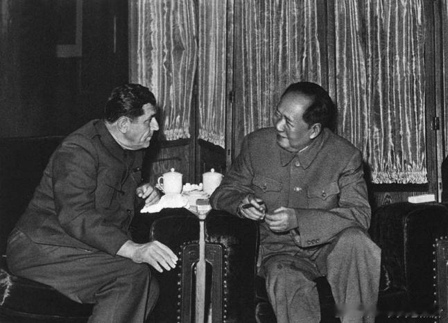 1968年10月1日，毛主席和阿尔巴尼亚党政代表团长贝基尔.巴卢库在观礼休息时亲