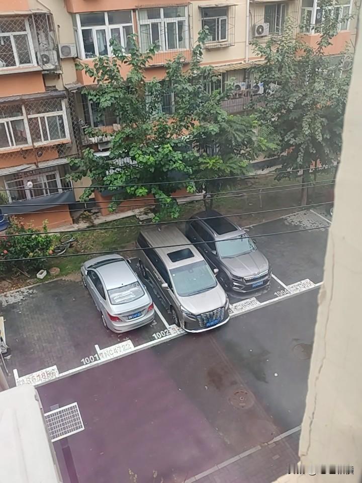 北京，淅淅沥沥下了一天的雨了，往日的闷热潮湿天气，在这场秋雨当中，烟消云散。
