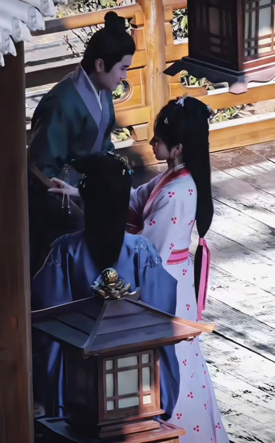 田曦薇嫁金钗放火秒切无辜脸路透，君黛放火秒切无辜脸，穿得越粉心越狠，就这个变脸爽