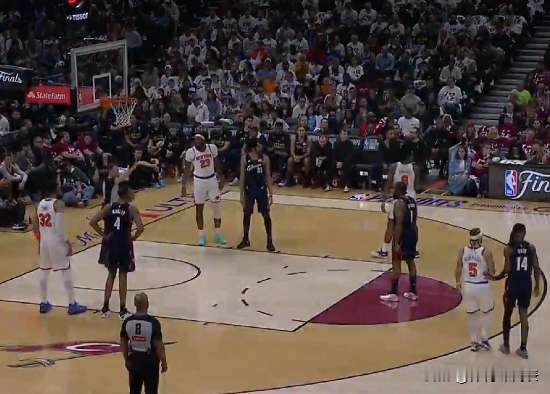 NBA东决G4实时战况，米切尔20分，尼克斯半场四人上双领先骑士19分！北京时间