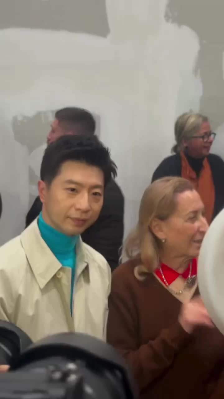 WWD中文的高级时装编辑有一丢丢后台 