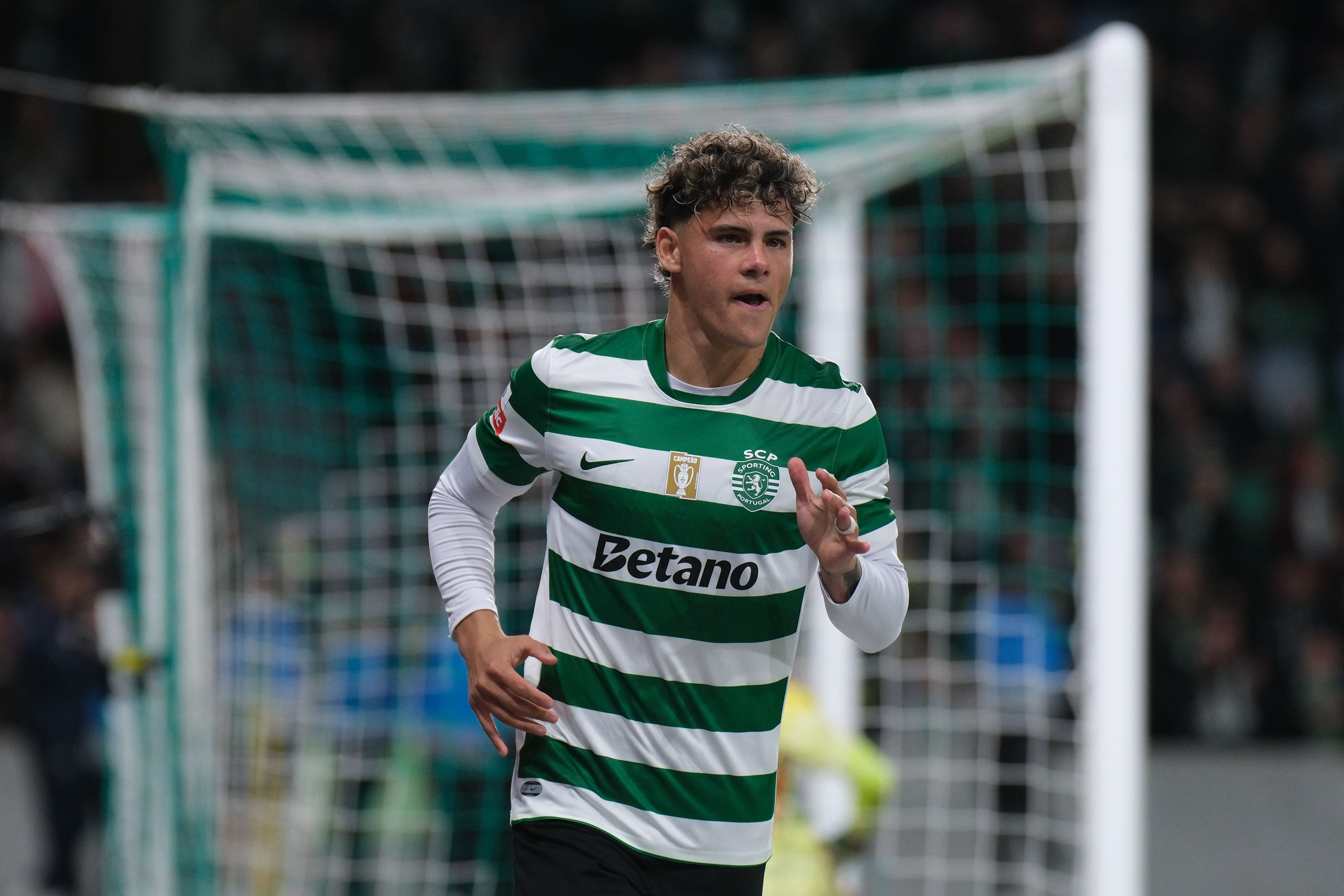 解约金8000万！葡媒：阿森纳接触葡体后卫阿劳霍，葡体要价6000万足球 据葡媒