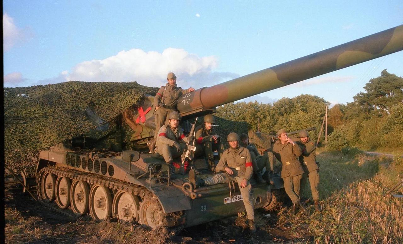 20世纪80年代的德国Heer M110A2 203毫米榴弹炮。