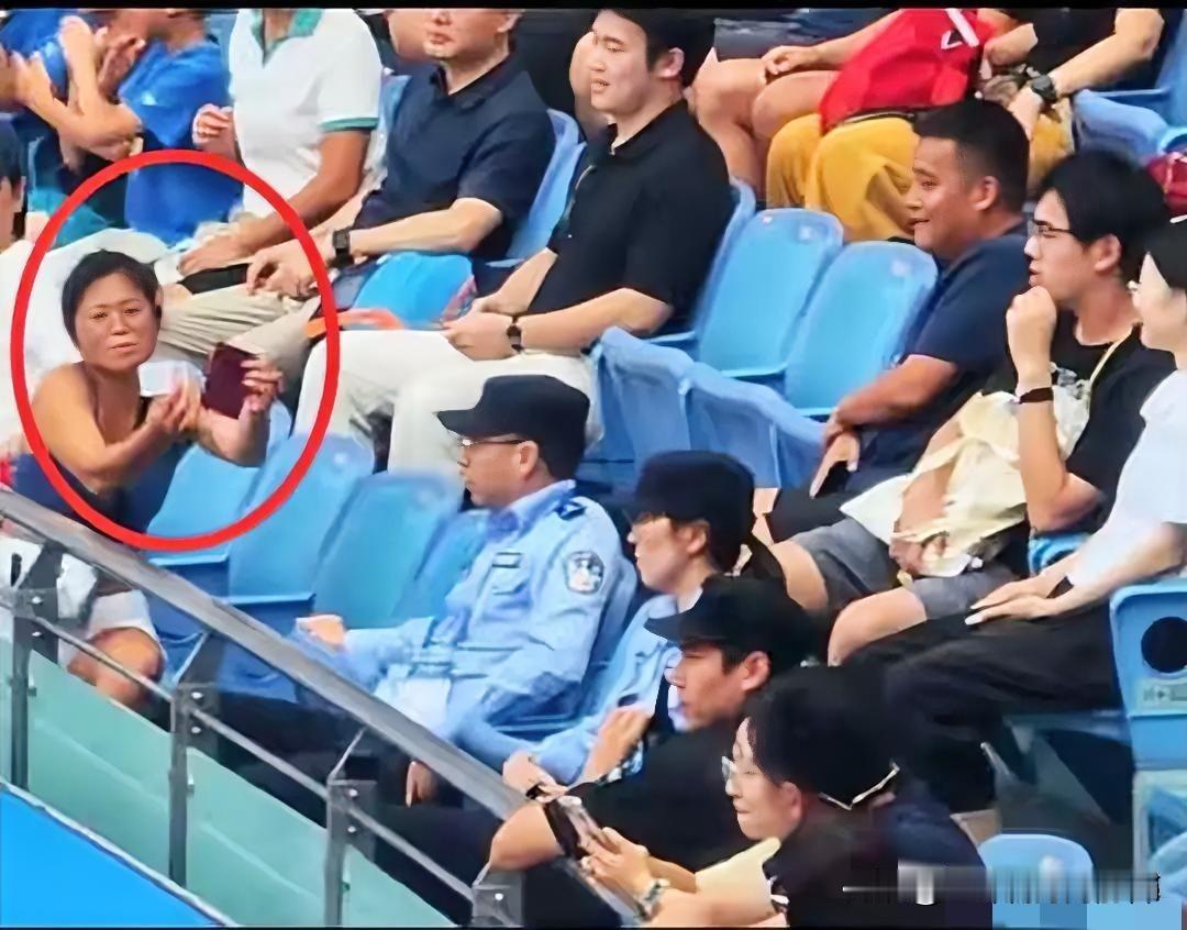 其实大闹网球赛的女子忽略了一件事

她能够在场边持续大喊大叫十几分钟

不是因为