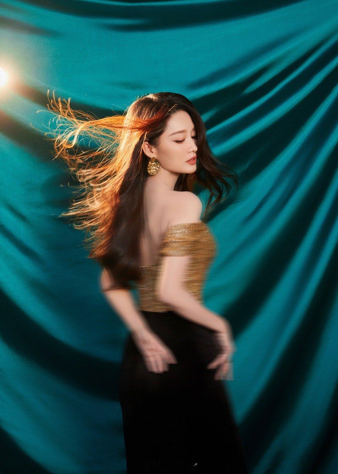 李沁神女好会盯 