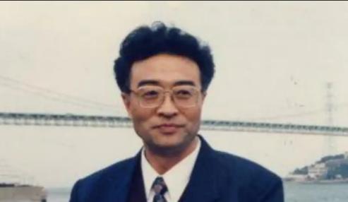 1951年，刘青山被处死，十多年后，他的大儿子刘铁骑成功考入石油学院，在校期间，