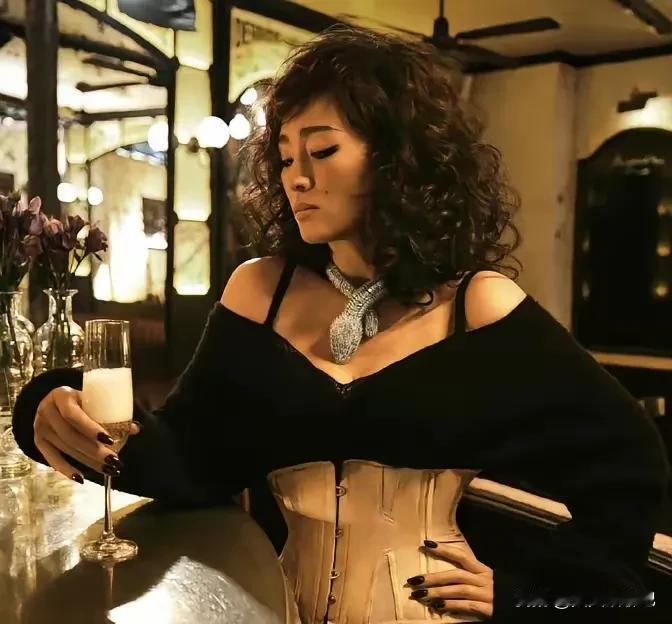 大明星巩俐脖子上戴的蛇形项链，
据说价值几个亿，
是用天然钻石花费二年时间完成，