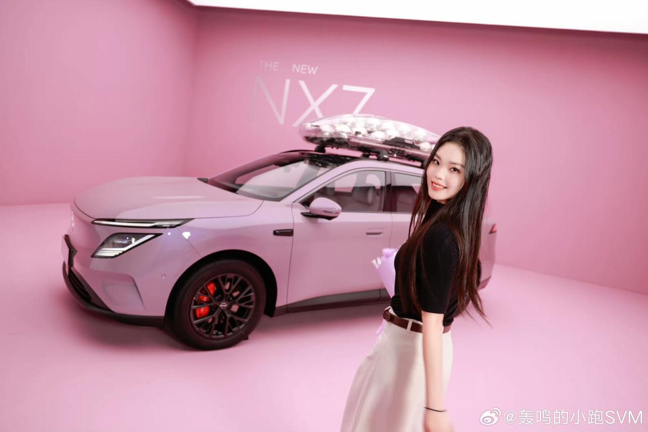 这是马上要上市的新车，学小鹏的套路，只要美女博主，其他的大老爷们都靠边，哪怕是头