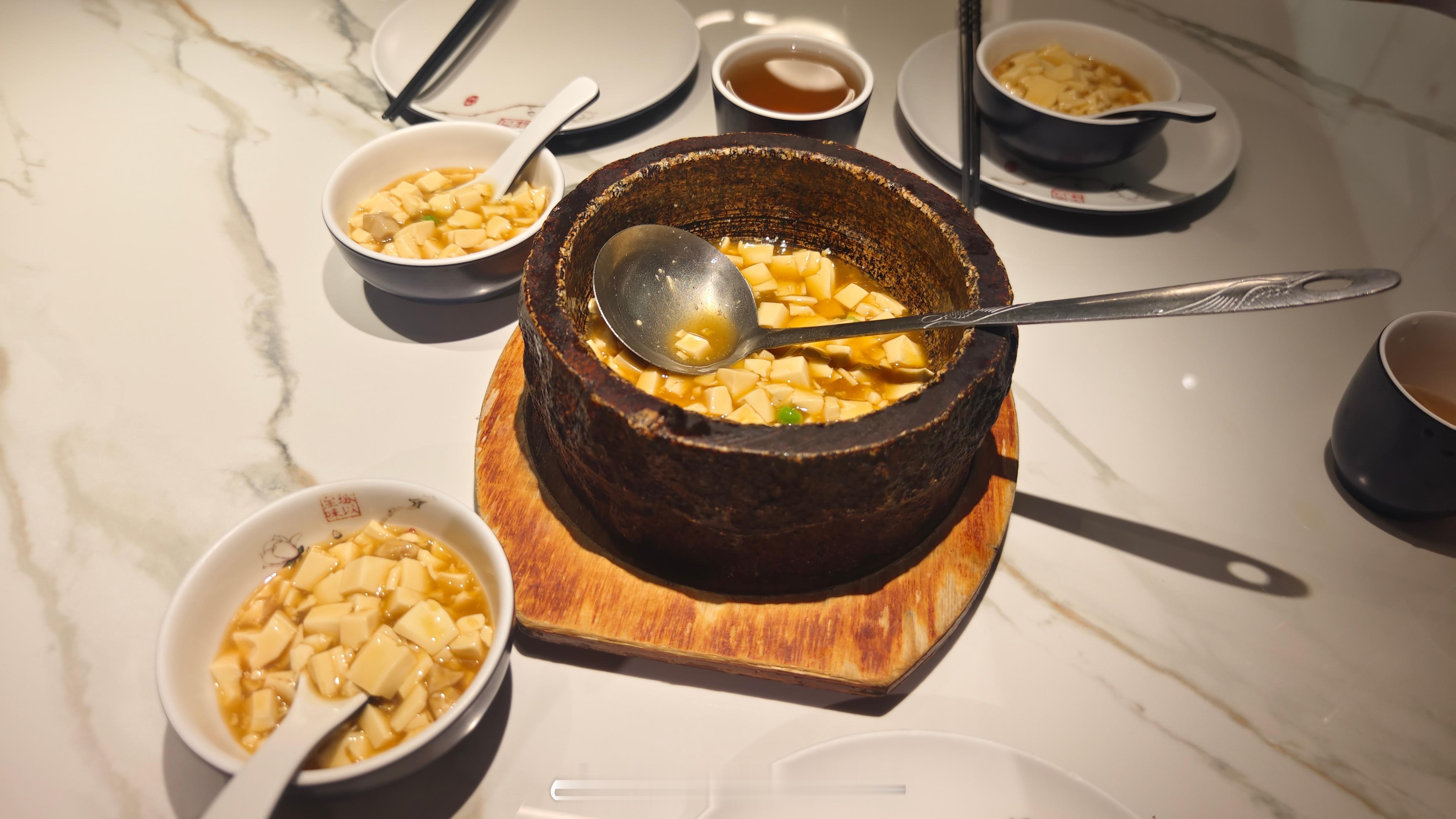 去前台验完券回到座位上，菜已经上来了