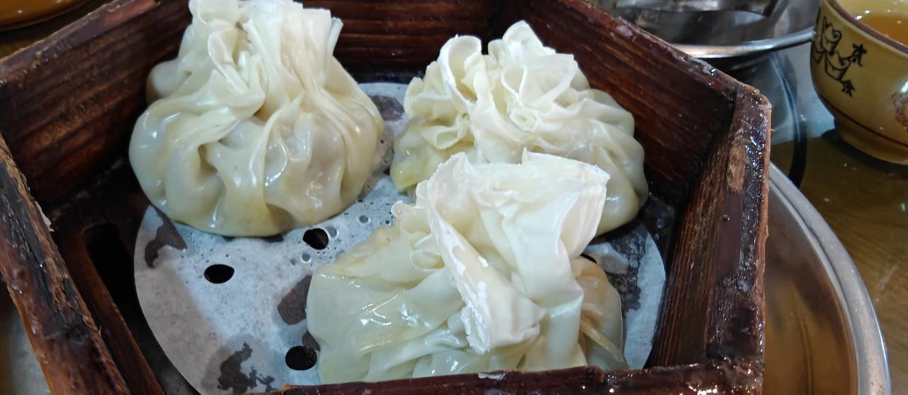 包头，三汤居稍麦。

当地朋友推荐，一进屋，见店里坐满了当地老头，他们纷纷抬头打