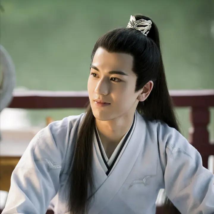 张凌赫火了，火得一点都不意外，因为其光滑湿润，手掐出水的‘嫩巧’长相，一下子便戳