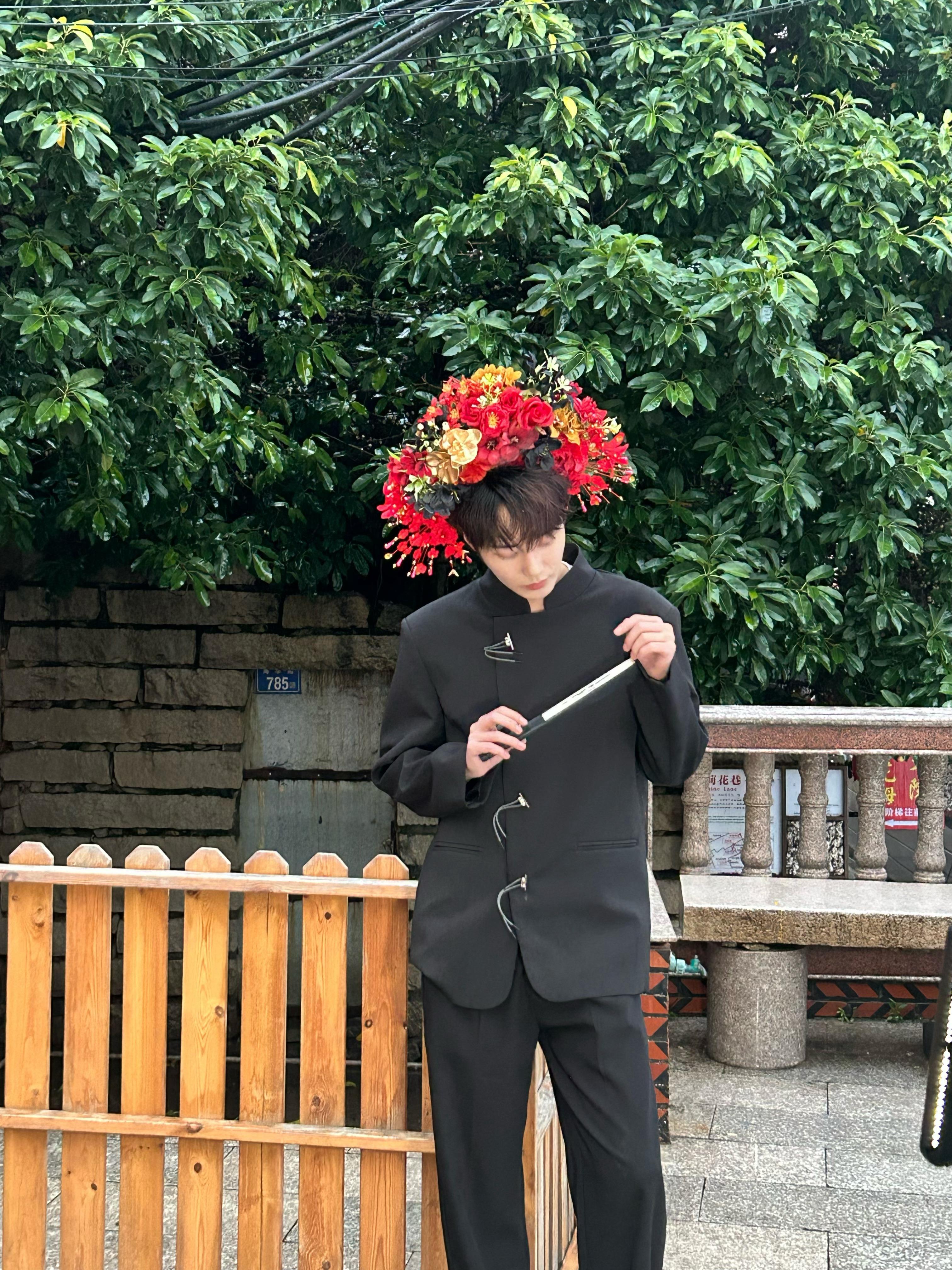 全网都在泉州偶遇刘也刘也泉州体验簪花最近的泉州，随便走在西街巷口、蟳埔海边，都能