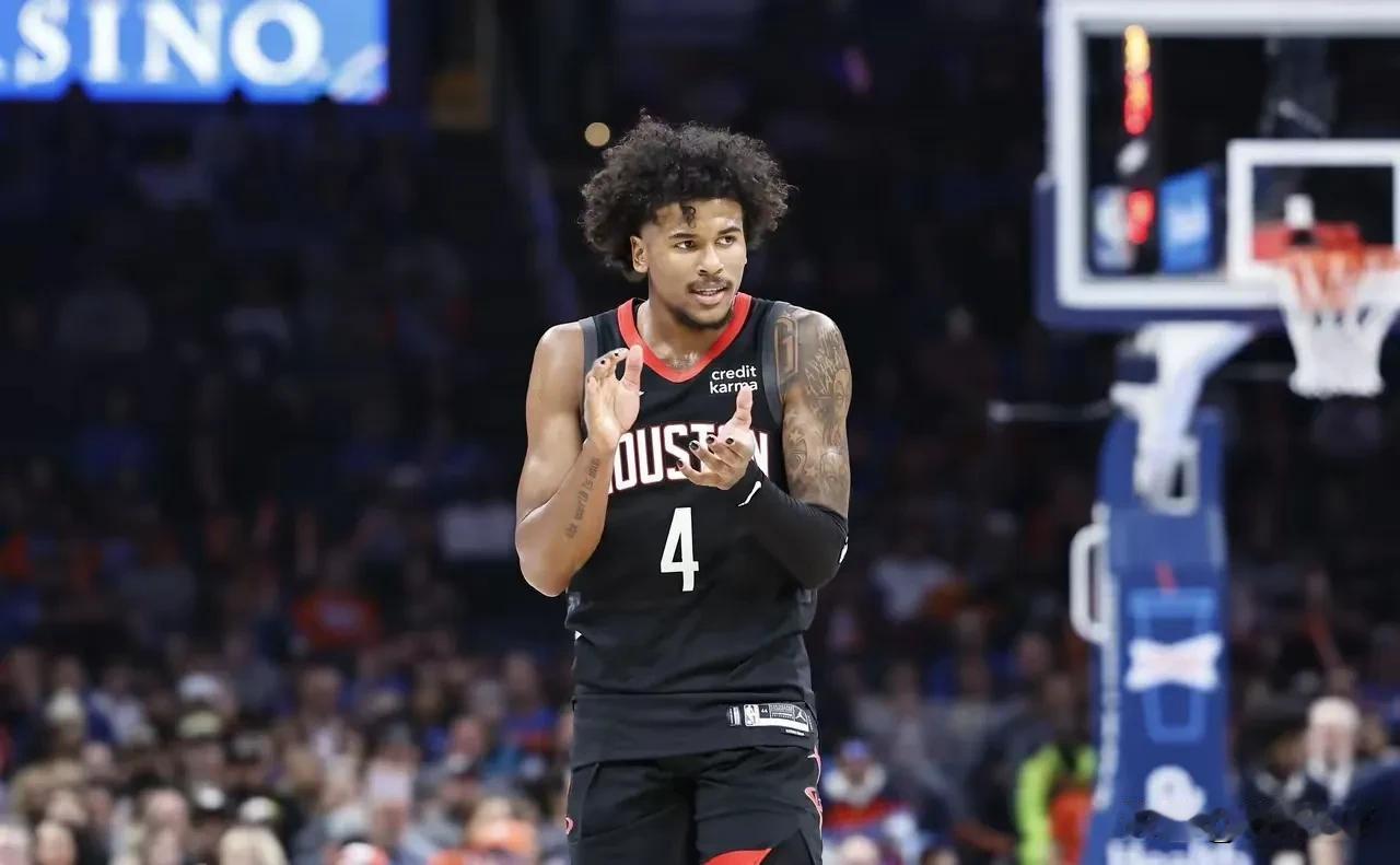 火箭对阵雷霆，内线中锋申京和史密斯的二人组合是弱点明显会被针对。
中锋申京整体偏